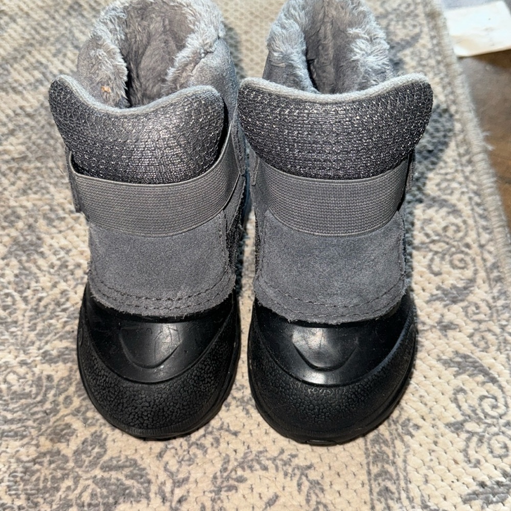 Black & Grey north face snow boots (gender neutral) size 6